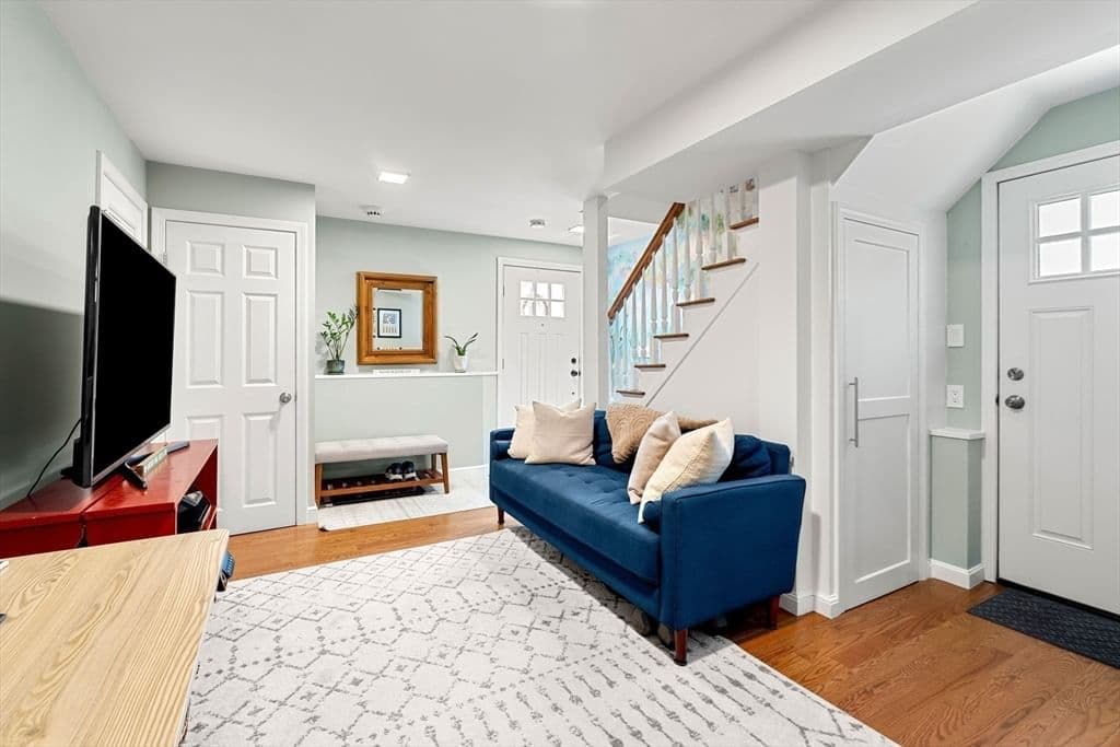 6 Colonial Court