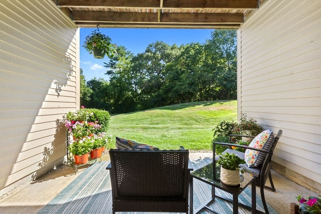 4 Duck Pond Rd
