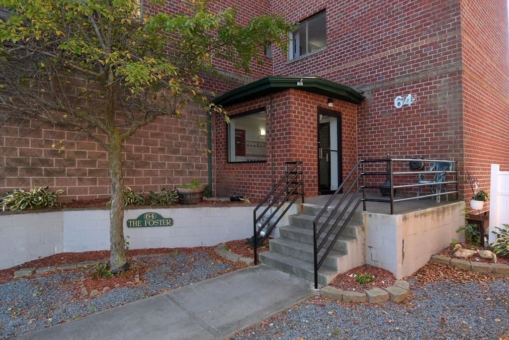 64 Foster St